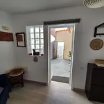 An Oasis In The Middle Of Spanish Style アパート La Sabinita