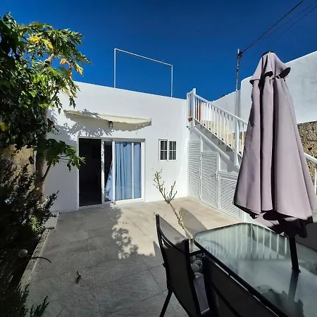 An Oasis In The Middle Of Spanish Style アパート La Sabinita